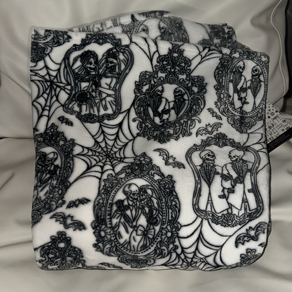 Halloween Blanket and Pillow Set - Picture 6 of 6